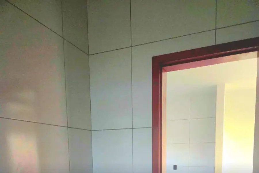 Bancada em travertino com cuba de apoio