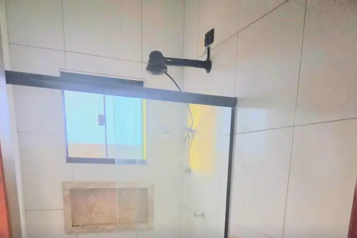 Box de vidro com nicho em travertino
