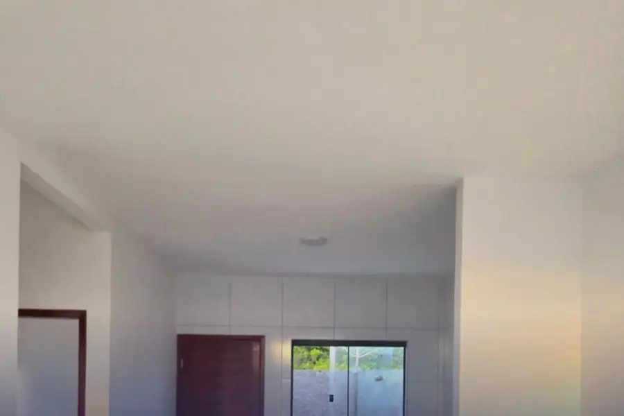 Sala com revestimento cerâmico até o teto